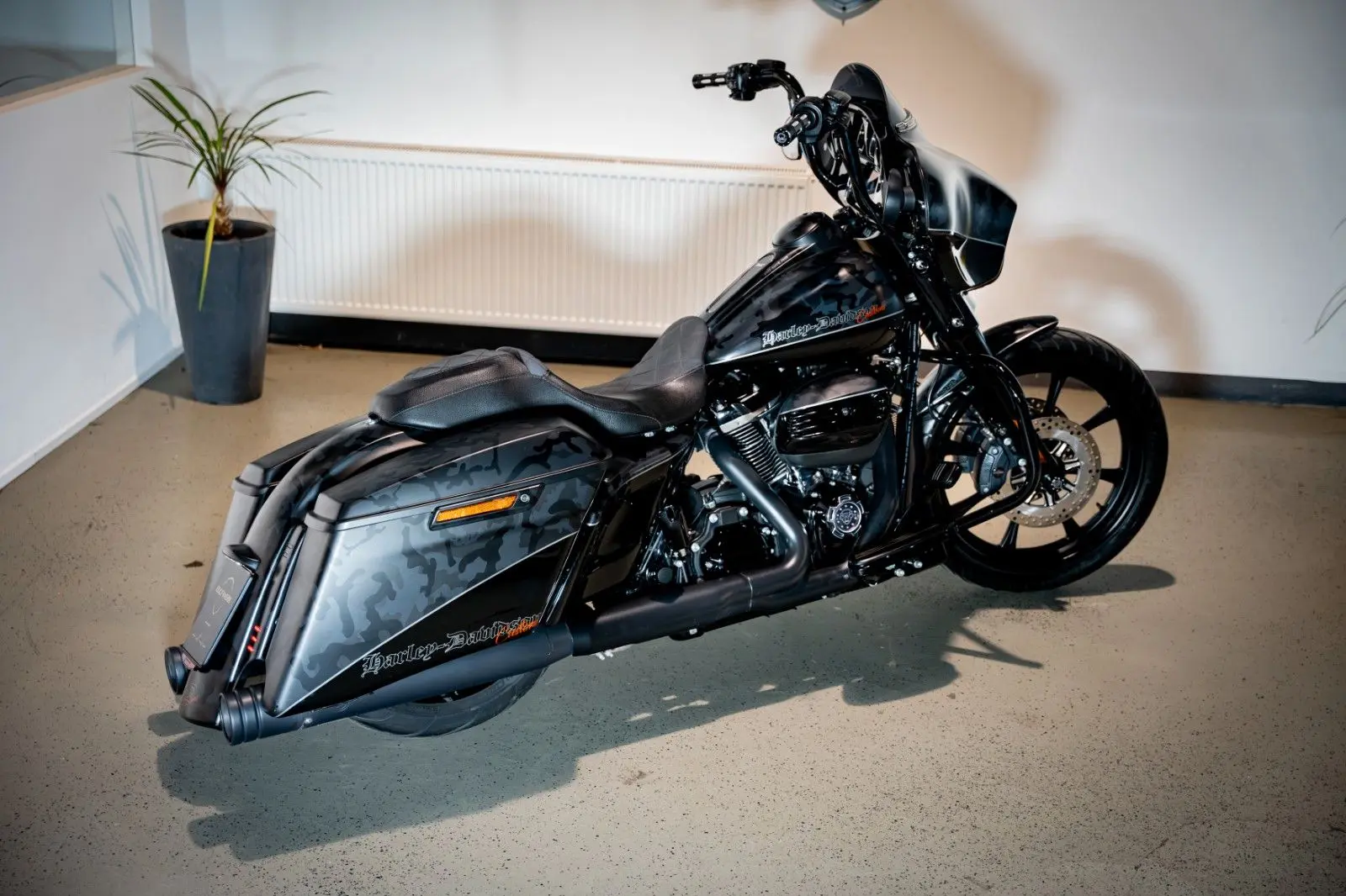 Harley-Davidson STREET GLIDE SPECIAL 21" LUFT KLAPPE - CULT-WERK