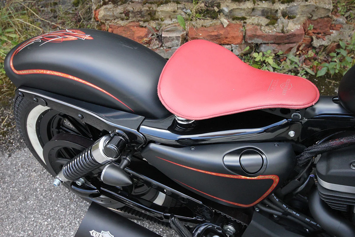 Upper shock absorber cover (suitable for Harley-Davidson models: all Sportster up to 2015)