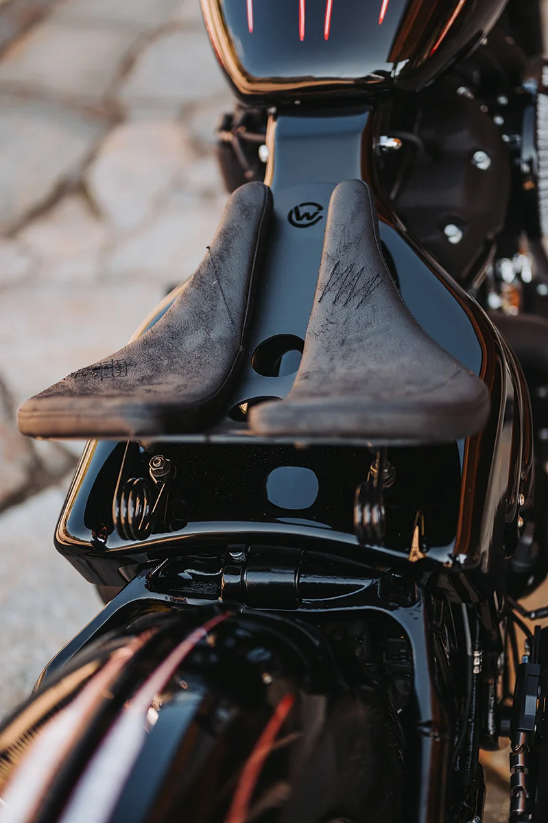 Swing saddle OLD SCHOOL (suitable for Harley-Davidson models: Street Bob & Softail Standard from 2018)