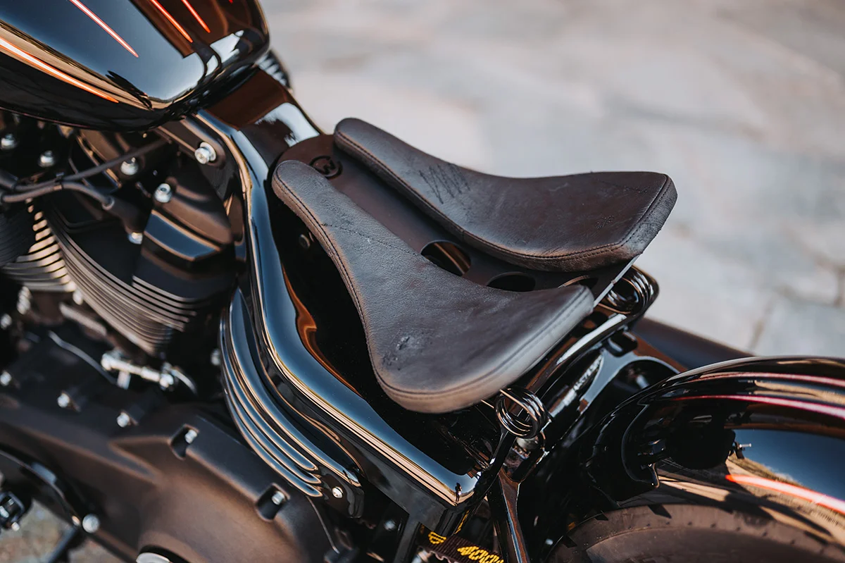 Swing saddle OLD SCHOOL (suitable for Harley-Davidson models: Street Bob & Softail Standard from 2018)